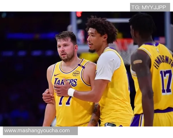 掘金与湖人激战正酣NBA季后赛精彩对决引发球迷热议