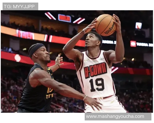 火箭队与尼克斯在元旦的激烈对决展现篮球魅力与精彩瞬间