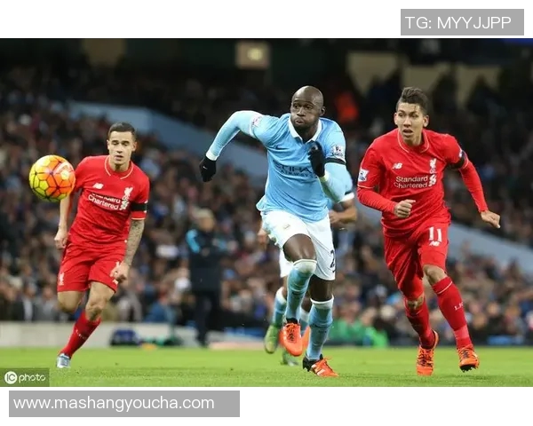 利物浦与诺维奇激情对决海报展现足球魅力与团队精神